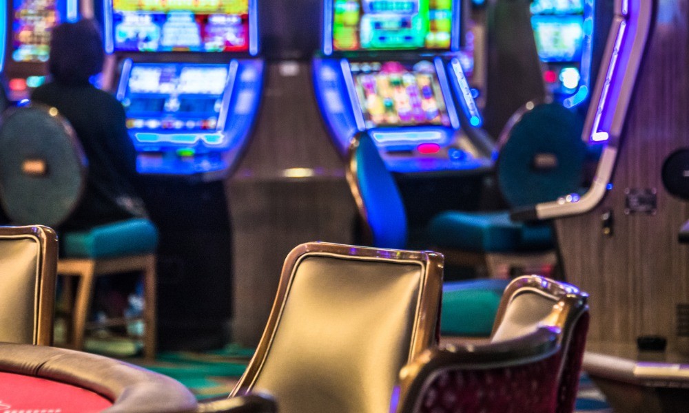 How do online slots incorporate random wilds in gameplay?